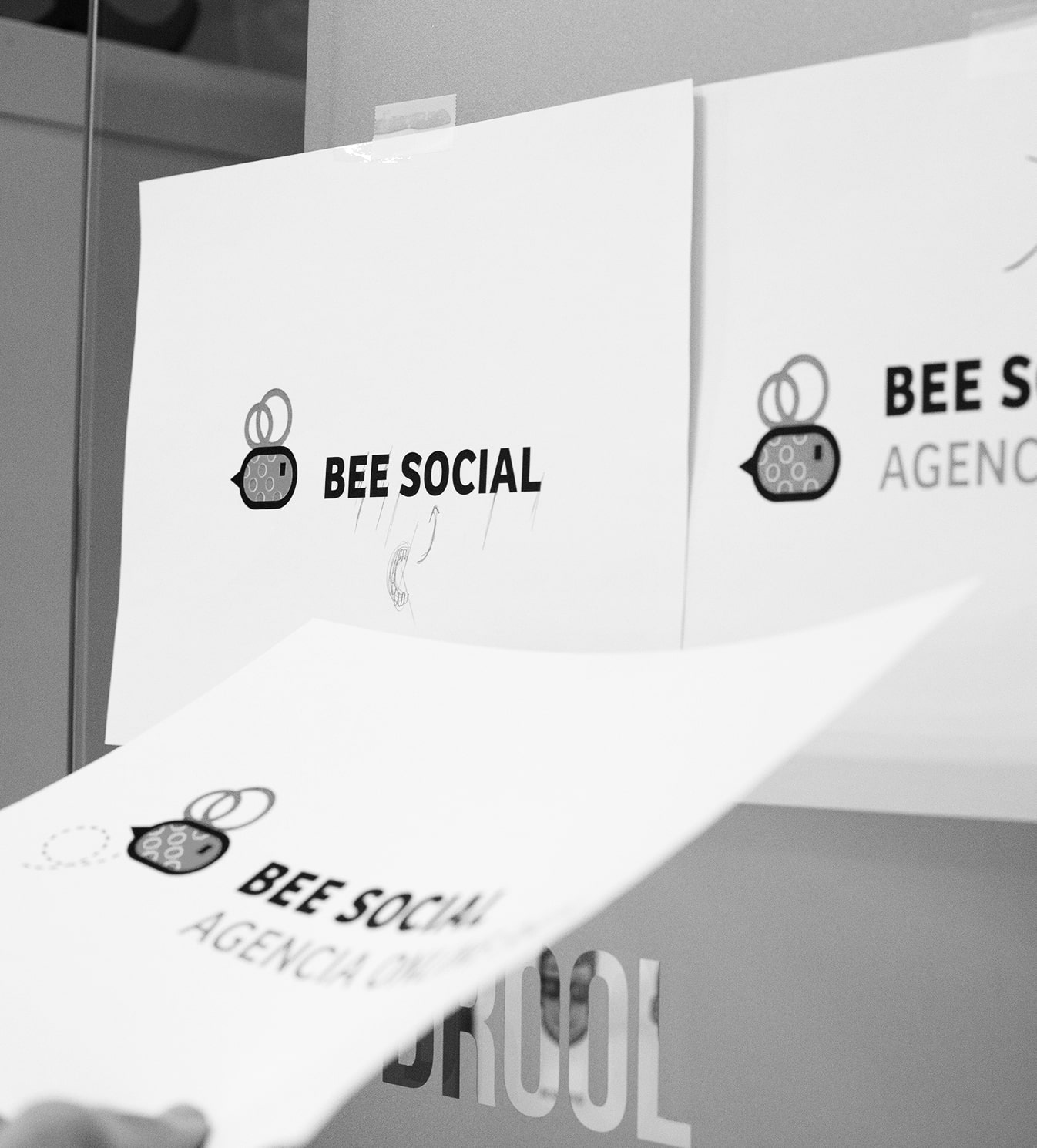 Bocetos de la identidad visual de Bee Social