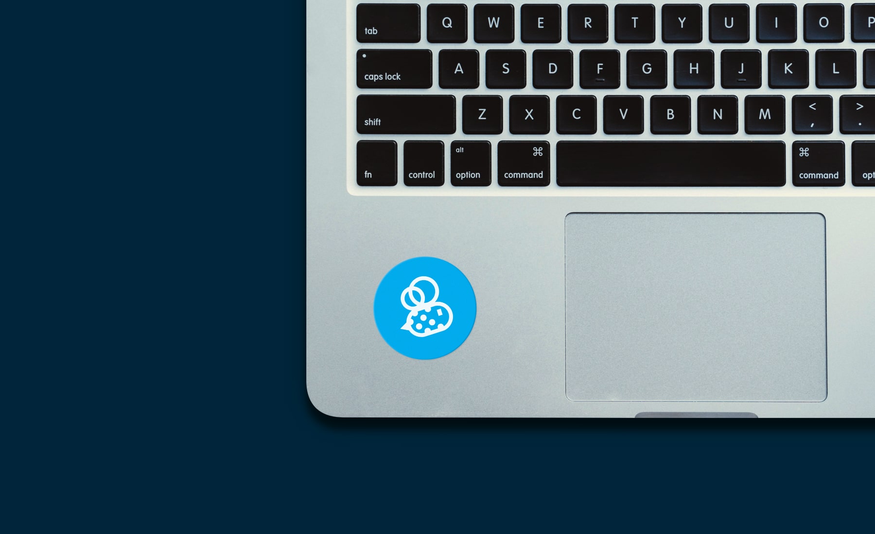 Sticker con el isotipo de Bee Social pegado en un portátil