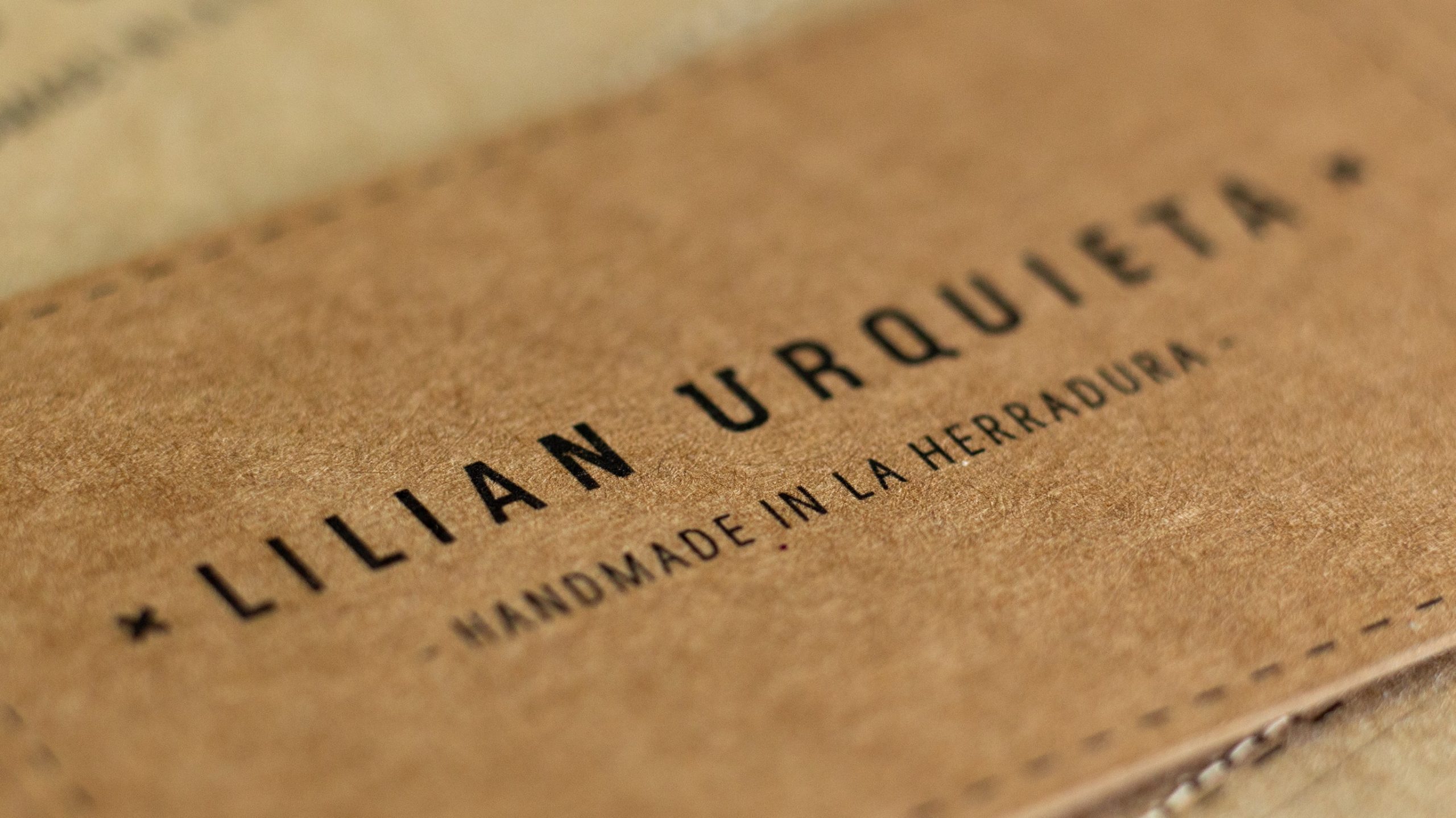 Detalle del logotipo de Lilian Urquieta