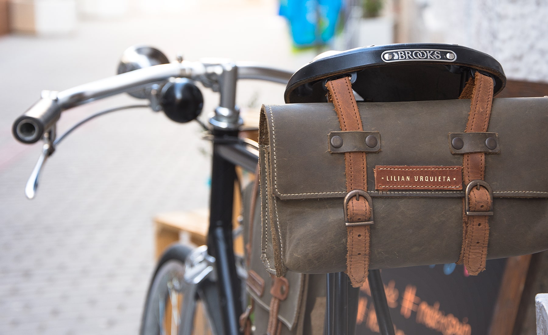 Aplicación de logotipo de Lilian Urquieta en producto colocado en una bicicleta