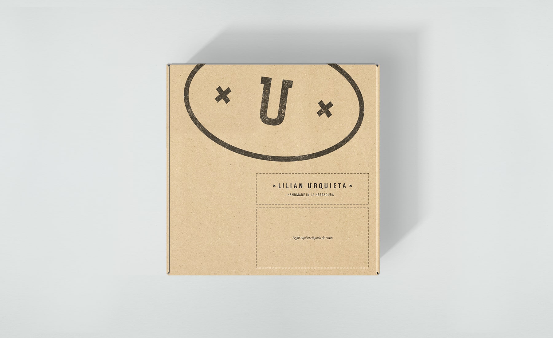 Diseño de caja para envío de e-commerce para Lilian Urquieta